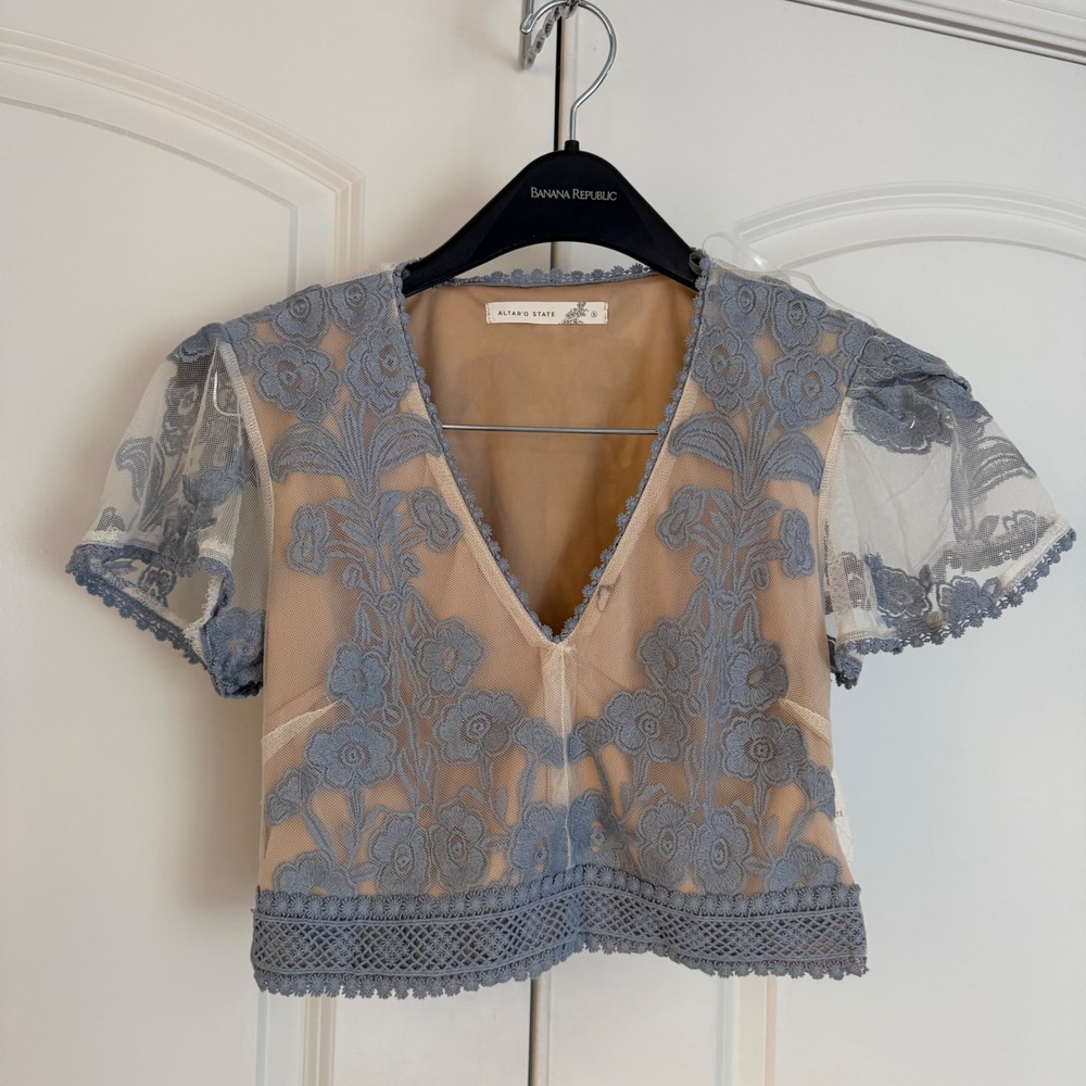 Altar'd State Arissny T-24 Floral Lace Crop Top Chambray Blue Small NWT Boho